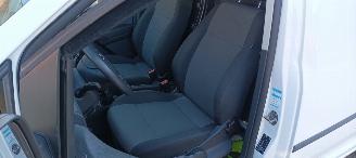 Volkswagen Caddy 2.0-TDI Euro6 75pk Airco Start stop systeem Elektrische ramen Elektrische-spiegels met verwarming Centrale vergrendeling met afstandsbediening Stoffen bekleding Tussenwand met glas Achteruitrijspiegel Laadvloer orgineel vw hout Antislip rubberen mat in  l picture 18