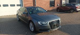 skadebil auto Audi A5 2.0-TDI Automatik Navi Led Climatecontrol CruiseControl Stoelverwarming Lichtautomaat Regensensor Lichtautomaat Mistlampen Afneembare trekhaak Parkeersensoren 18-inch velgen 2016/2
