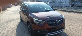 Unfallwagen Opel Crossland 1.2-12v Automaat Navi Led koplampen led achterlichten half leren bekleding Stoelverwarming stuurwiel met verwarming inklapbare buitenspiegels chrome design 16-inch velgen Afneembare trekhaak Parkeersensoren voor en achter privacy glas 2018/4