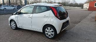 Toyota Aygo 1.0-VVT-i 72pk X-Play airco elektrische buitenspiegels met verwarming Centrale vergrendeling met afstandsbediening Led koplampen led achterlichten Hoogglans buiten design Deelbare achterbank getinte ruiten picture 7