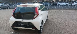 Toyota Aygo 1.0-VVT-i 72pk X-Play airco elektrische buitenspiegels met verwarming Centrale vergrendeling met afstandsbediening Led koplampen led achterlichten Hoogglans buiten design Deelbare achterbank getinte ruiten picture 5