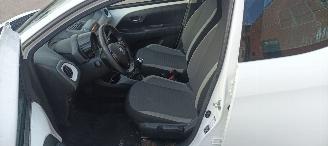 Toyota Aygo 1.0-VVT-i 72pk X-Play airco elektrische buitenspiegels met verwarming Centrale vergrendeling met afstandsbediening Led koplampen led achterlichten Hoogglans buiten design Deelbare achterbank getinte ruiten picture 16