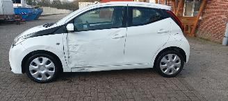 Toyota Aygo 1.0-VVT-i 72pk X-Play airco elektrische buitenspiegels met verwarming Centrale vergrendeling met afstandsbediening Led koplampen led achterlichten Hoogglans buiten design Deelbare achterbank getinte ruiten picture 8