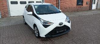 uszkodzony samochody osobowe Toyota Aygo 1.0-VVT-i 72pk X-Play airco elektrische buitenspiegels met verwarming Centrale vergrendeling met afstandsbediening Led koplampen led achterlichten Hoogglans buiten design Deelbare achterbank getinte ruiten 2018/9