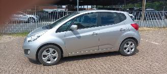Avarii autoturisme Kia Venga 1.6 Automaat Keyless-entry Climatecontrol Stoelverwarming stuurwiel met radio bediening 4xElektrische ramen Elektrische inklapbare buitenspiegels met verwarming Privacy glas Parkeersensoren achter trekhaak 16-inch velgen Mistlampen armsteun voor Links en 2013/8