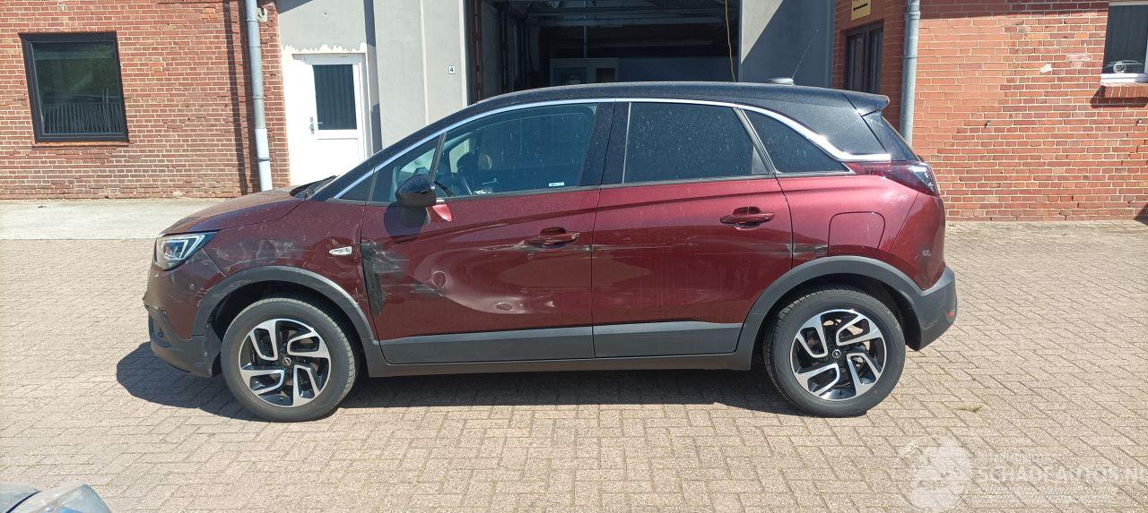Opel Crossland 1.2 turbo 110pk Automaat Innovation Navigatie Led-Koplampen Led-Achterlichten Stoelverwarming stuurwiel met verwarming Voorruit met verwarming Privacy glas Climatecontrol Dimmende binnenspiegel Parkeersensoren voor en achter Trekhaak 16-inch velgen Mistla