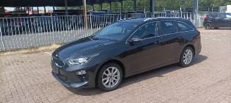 Voiture accidenté Kia Ceed 1.6-Diesel 136pk Full-Led Navi JBL-audio Leder Sportstoelen/Memory Stoelverwarming stuurwiel met verwarming keyless Entry Blindspot Drivelane assistent Dimmende binnenspiegel Achteruitrijcamera Elektrische achterklep inductie telefoon lader auto-parkeren 2018/9