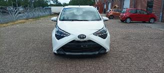 Voiture accidenté Toyota Aygo Facelift 1.0-VVT-i 72pk Airco Led koplampen led achterlichten Leren stuurwiel Elektrische ramen Elektrische-spiegels met verwarming Centrale vergrendeling met afstandsbediening Hoogglans buiten design Deelbare achterbank getinte ruiten 2018/9