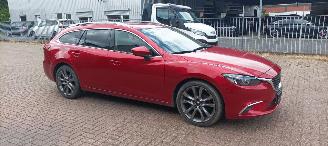 Voiture accidenté Mazda 6 Sportswagon Automatik Navi Led koplampen led achterlichten Headup Leren Sportstoelen Memory keyless Entry Blindspot Drivelane cruisecontrol met radar Stoelverwarming Lichtautomaat Regensensor Bose Soundsystem 19-inch velgen trekhaak 2015/2