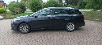 Unfallwagen Kia Ceed Premium Edition 1.6 136pk Leder Sportstoelen Memory Navigatie Jbl sound System Climatecontrol CruiseControl 4xStoelverwarming Full-Led koplampen keyless Entry Blindspot systeem automatische inparkeer systeem elektrische achterklep Dab Radio Achteruitrijca 2018/9