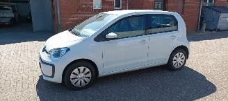 Vaurioauto  passenger cars Volkswagen Up! Move Up! 1.0 65pk Airconditioning Led verlichting Parkeersensoren achter Achteruitrijcamera Elektrische ramen Dab Radio cruisecontrol Boordcomputer Navigatie/Telefoon houder 2021/9