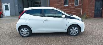 krockskadad bil auto Toyota Aygo New Model AygoX Play 1.0 Airconditioning Led verlichting Leren stuurwiel Led achterlichten Elektrische ramen Elektrische-spiegels met verwarming Centrale vergrendeling met afstandsbediening 2018/9