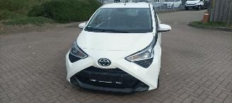 krockskadad bil auto Toyota Aygo Aygo X Facelift 1.0VVT-i 5-deurs Airconditioning Led Dagrijverlichting Led achterlichten Elektrische ramen Elektrische-spiegels met verwarming Centrale vergrendeling met afstandsbediening Hoogglans buiten design 2018/9