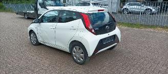 Toyota Aygo Bj 9-2018 1.0 Airconditioning Led verlichting elektrische ruiten elektrische buitenspiegels Leren Stuurwiel picture 4