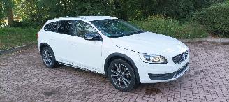 Schadeauto Volvo V-60 Cross-Country 2.4-Automaat 190pk 4x4 Navigatie Xenon Leder Climatecontrol CruiseControl Stoelverwarming Lichtautomaat cruisecontrol Privacyglas Led Dagrijverlichting Led achterlichten  Trekhaak 2016/11