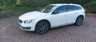 skadebil auto Volvo V-60 Cross Country D4 2.4-Diesel AWD Automatik Navi Led Xenon Leder Privacy glas Trekhaak 2016/11
