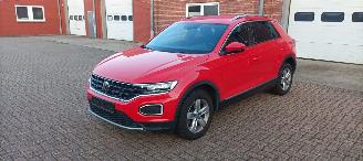 Voiture accidenté Volkswagen T-Roc Bj:06-2021 Active 1.5-TSI DSG 150pk Digital Cockpit Navigatie Drive modus Climatecontrol CruiseControl Stoelverwarming stuurwiel met verwarming Privacy glas Trekhaak Full-Led koplampen Led achterlichten zwart dakhemel Blindspot 2021/6
