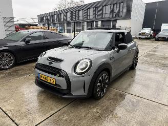 skadebil auto Mini Electric Camden Edition 33 kWh PANO - NAVI - CAMERA - LEDER 2021/12