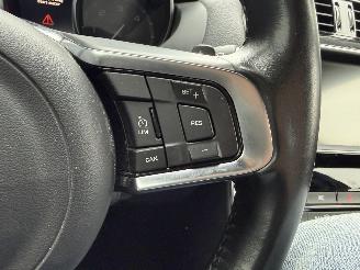 Jaguar XE 2.0 D PORTFOLIO -NAVI-CLIMA-LEDER-PDC picture 16