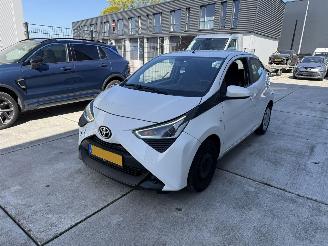 Voiture accidenté Toyota Aygo 1.0 VVT-i x-Play Limited AIRCO - CENTRAAL - LED 2020/1