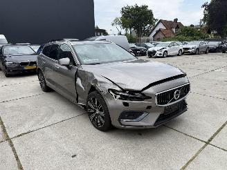 Damaged car Volvo V-60 2.0 D4 190 PK  INSCRIPTION-PANO-CAMERA-NAVI-MEMORY STOELEN 2020/1
