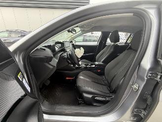 Peugeot 208 1.2 PureTech Allure Pack AUTOMAAT - NIEUWE DISTRIBUTIE - NAVI - CAMERA - LED picture 9
