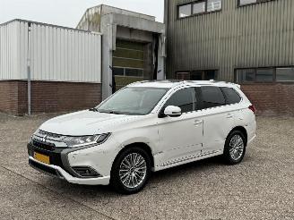krockskadad bil auto Mitsubishi Outlander 2.4 PHEV Intense + Schuifdak 4x4 2019/1