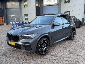 Schadeauto BMW X5 xDrive45e M-Pakket High Executive Pano SkyLounge Harman Kardon Sfeerverlichting Head-Up 2022/10