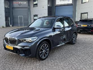 skadebil auto BMW X5 XDRIVE40i M-Pakket NAP Nederlandse Auto High Executive Pano Sfeerverlichting 360Camera 2019/5