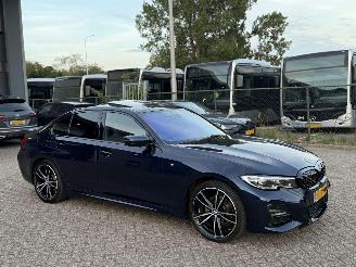 Schadeauto BMW 3-serie 320i M-Pakket NAP! High Executive Schuifdak 2019/11