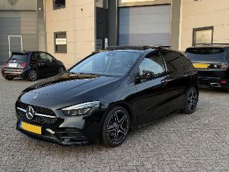 Schadeauto Mercedes B-klasse 180 AMG Pakket NAP Nederlandse Auto! Premium Plus Pano Sfeerverlichting Memory 2020/1