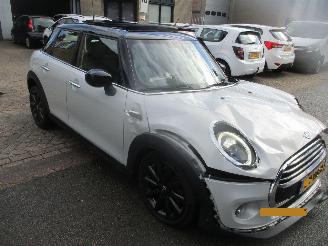 Vaurioauto  passenger cars Mini Cooper 1.5 CHILI AUTOMAAT CLIMA NAVI PANO LEDER 2019/9