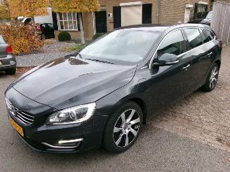 uszkodzony samochody osobowe Volvo V-60 2.4 D6 AWD LPUG-IN HYBRID SAUMMUM 2013/9