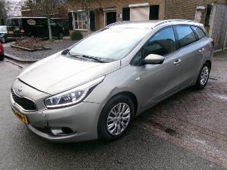 krockskadad bil auto Kia Cee d 1.6 GDI COMFORTLINE SPORTSWAGON 2015/6
