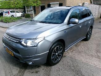 Schadeauto Mitsubishi Outlander 2.0 PHEV INSTYLE + 2013/12