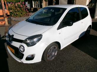 damaged passenger cars Renault Twingo 1.2 16V DYNAMIC CLIMA AUTOMAAT 59.810 KM 2012/5