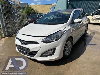 Salvage car Hyundai I-30 i30 (GDHB5), Hatchback, 2011 1.6 CRDi Blue Drive 16V VGT 2013