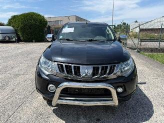 Vaurioauto  passenger cars Mitsubishi L-200 2.4 DI-D 2017/10