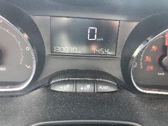 Peugeot 208 1.2 picture 23
