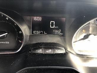 Peugeot 208 1.2 picture 10