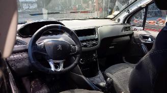 Peugeot 208 1.2 picture 6