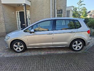 damaged passenger cars Volkswagen Golf Sportsvan  2014/1