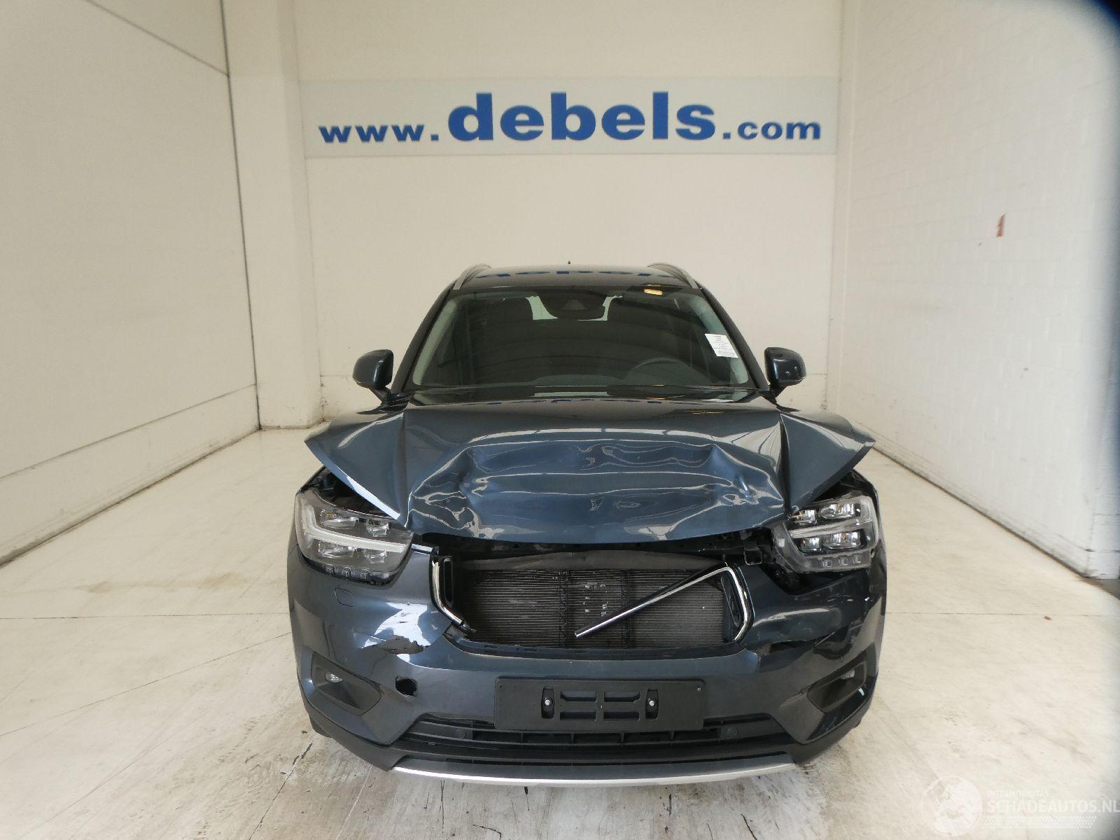 Volvo XC40 MOMENTUM
