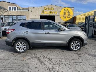 Vaurioauto  passenger cars Nissan Qashqai 1.2I ACENTA 2016/6
