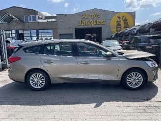 krockskadad bil auto Ford Focus CLIPPER TITANIUM 2019/2