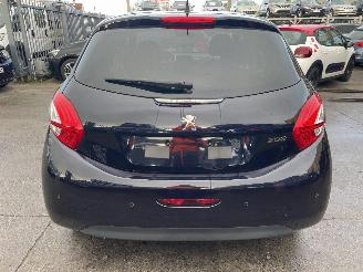 Peugeot 208 1.2I picture 10