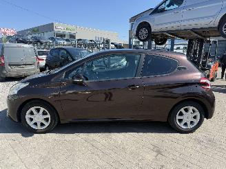 Peugeot 208  picture 2