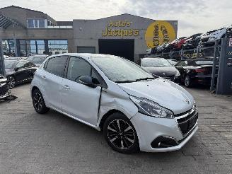 uszkodzony samochody osobowe Peugeot 208 1.2 ALLURE 2019/2