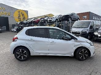 uszkodzony samochody osobowe Peugeot 208 1.2 ALLURE 2019/2