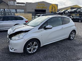 Coche accidentado Peugeot 208 ALLURE 2015/4